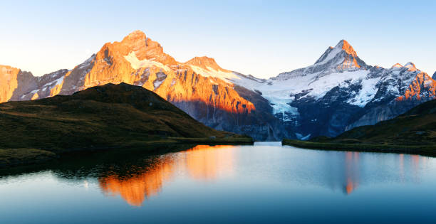 lago bachalpsee en los alpes suizos - grindelwald european alps blue sky fotografías e imágenes de stock