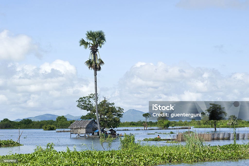 Palafitta in un villaggio galleggiante, Lago Tonle Sap, Cambogia - Foto stock royalty-free di Cambogia