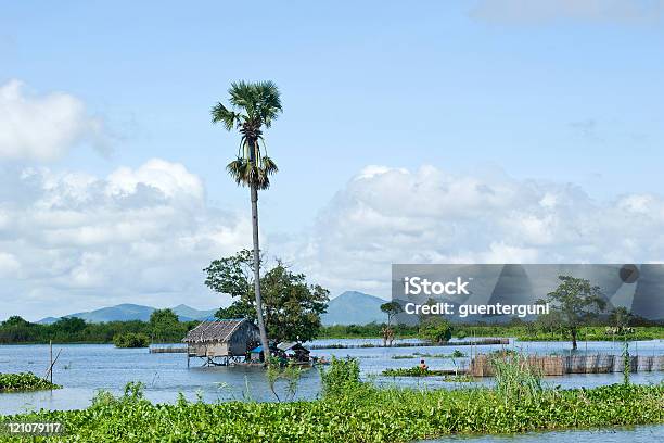 Palafitta In Un Villaggio Galleggiante Lago Tonle Sap Cambogia - Fotografie stock e altre immagini di Cambogia