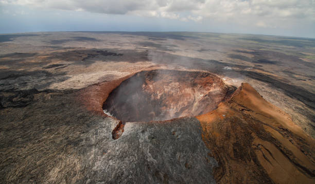 vista aérea del cráter del volcán mauna loa en big island, hawái - cráter fotografías e imágenes de stock