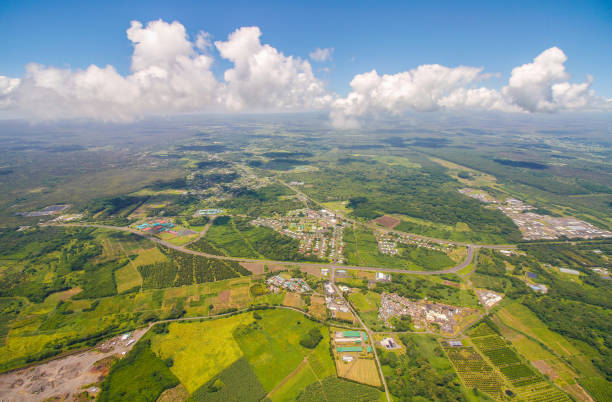 vue aérienne du paysage de l’île grande, hawaï - hilo photos et images de collection