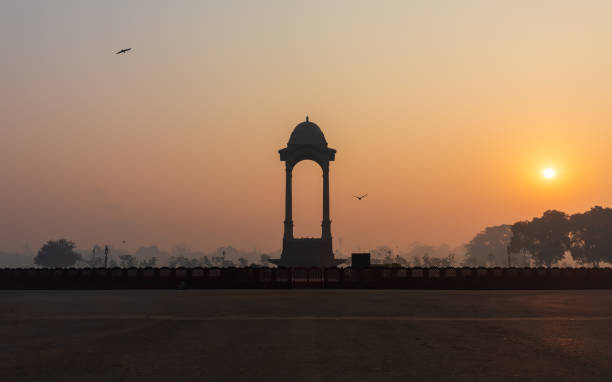 novo dehli canopy perto do portão da índia, vista do pôr do sol - india gate delhi new delhi - fotografias e filmes do acervo