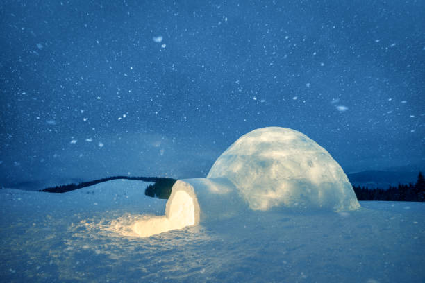 escena invernal con iglú de nieve resl y forma lechosa - iglú fotografías e imágenes de stock