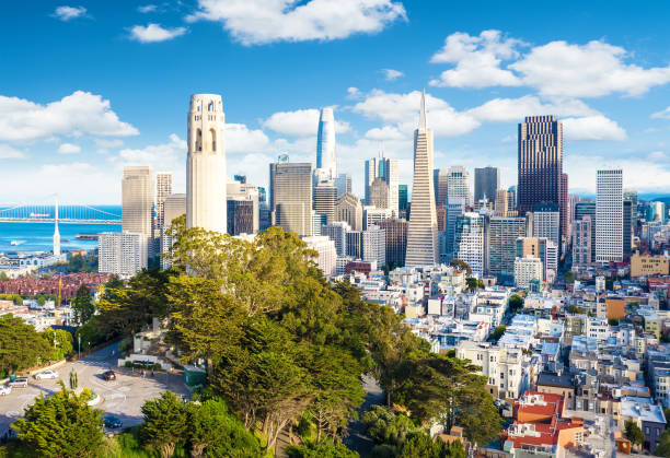 centro de san francisco con coit tower en primer plano. california famosa ciudad sf. destino de viaje ee.uu. - san francisco county skyline panoramic night fotografías e imágenes de stock