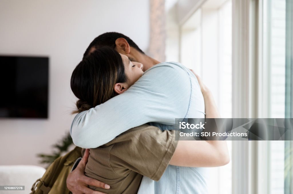 Triste soldato donna esce di casa - Foto stock royalty-free di Abbracciare una persona