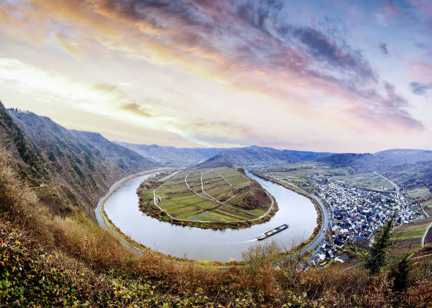 vista desde la montaña en el río mosel a la vez por moselschleife en bremm un pequeño pueblo junto al río mosela, alemania - eifel fotografías e imágenes de stock