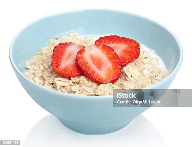 Foto de Mingau Com Morango Fresco Isolado e mais fotos de stock de Morango - Morango, Mingau de Aveia, Tigela - Louça