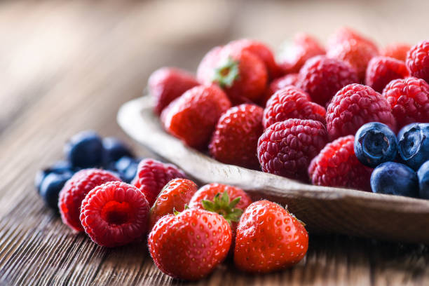 木製のボウルに森の果実。 - strawberry fruit isolated freshness ストックフォトと画像
