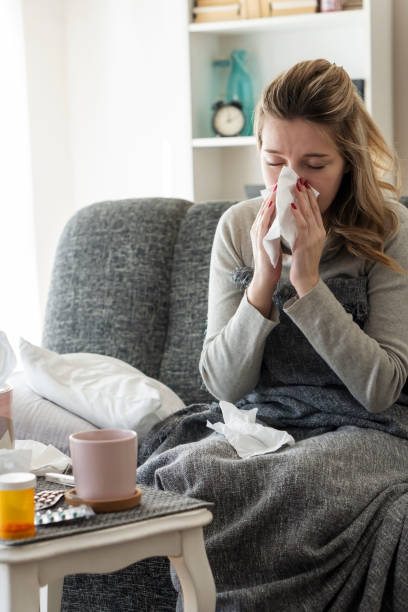 mujer enferma con gripe en casa - garment emotional stress equipment household equipment fotografías e imágenes de stock