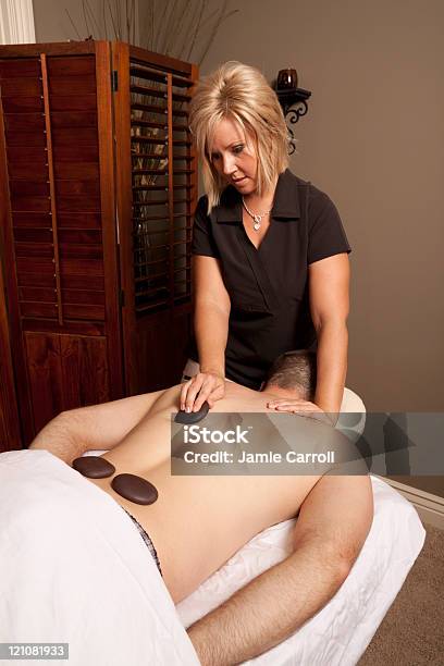 Terapia Di Massaggio - Fotografie stock e altre immagini di Adulto - Adulto, Ambientazione interna, Ambientazione tranquilla