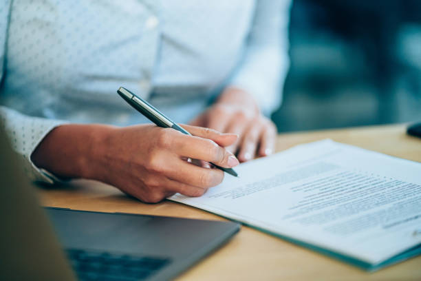 empresaria comprobando el acuerdo antes de firmar. - llenar el formulario fotografías e imágenes de stock