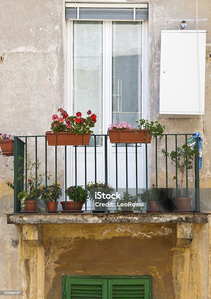 Su Roma-balcone del vecchio complesso residenziale/Italia - Foto stock royalty-free di Roma - Città