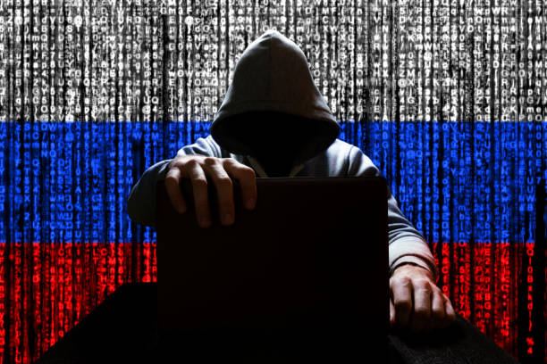 российский хакер закрывает крышку ноутбука, на фоне двоичного кода, цвета российского триколора - россия стоковые фото и изображения
