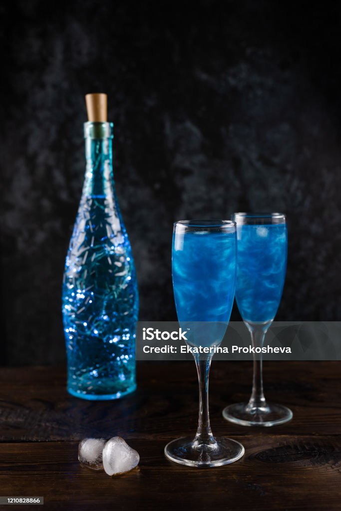 Recientemente Franco póngase en fila Bebida Azul Brillante En Una Copa De Champán Foto de stock y más banco de  imágenes de Acontecimiento - Acontecimiento, Aniversario, Arte - iStock