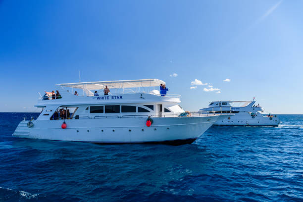 menschen verbringen zeit auf weißen yacht endeminim at red sea not far from hurghada city, egypt - editorial sea white ship stock-fotos und bilder