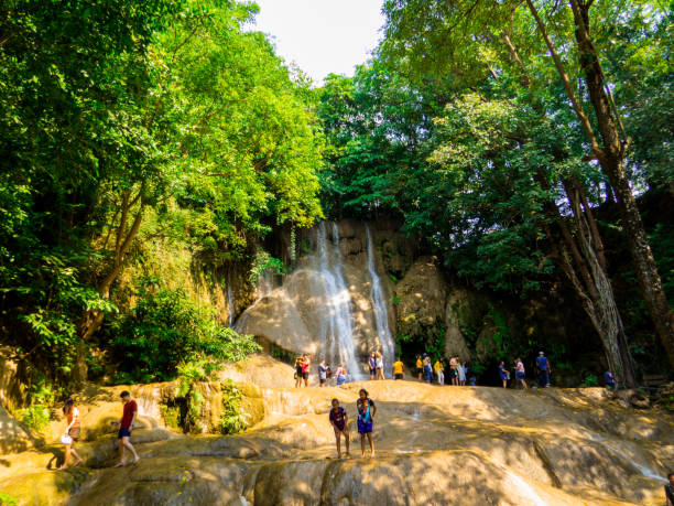 sai yok noi waterfall, kanchanaburi, thaïlande - national park kanchanaburi province thailand waterfall photos et images de collection