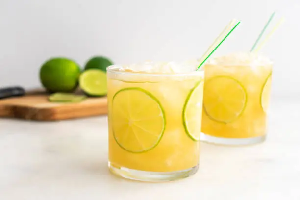 Green iced tea with lime juice sweetened with honey and garnished with lime slices