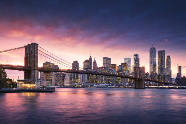 знаменитый бруклинский мост в нью-йорке с финансовым районом - в центре манхэттена на заднем плане. экскурсионная лодка на ист-ривер и краси - ship river east river sky стоковые фото и изображения