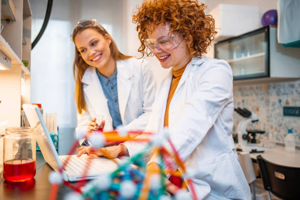 female scientists in a laboratory. - physics classroom teaching professor imagens e fotografias de stock