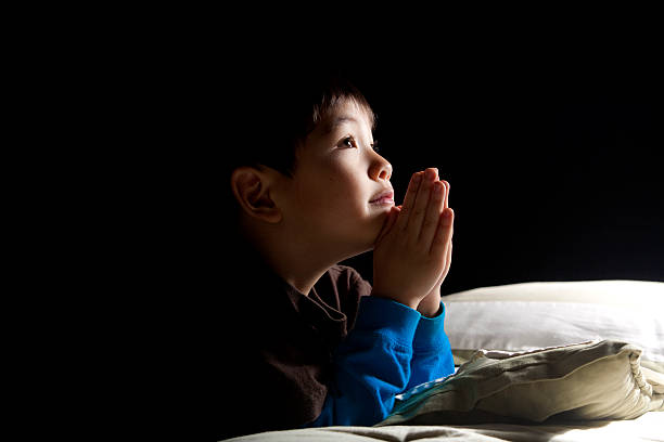 Cтоковое фото Молодой мальчик's Время идти спать Молитва.