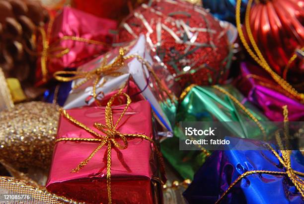 Photo libre de droit de Cadeaux De Noël banque d'images et plus d'images libres de droit de Beauté - Beauté, Boule de Noël, Cadeau