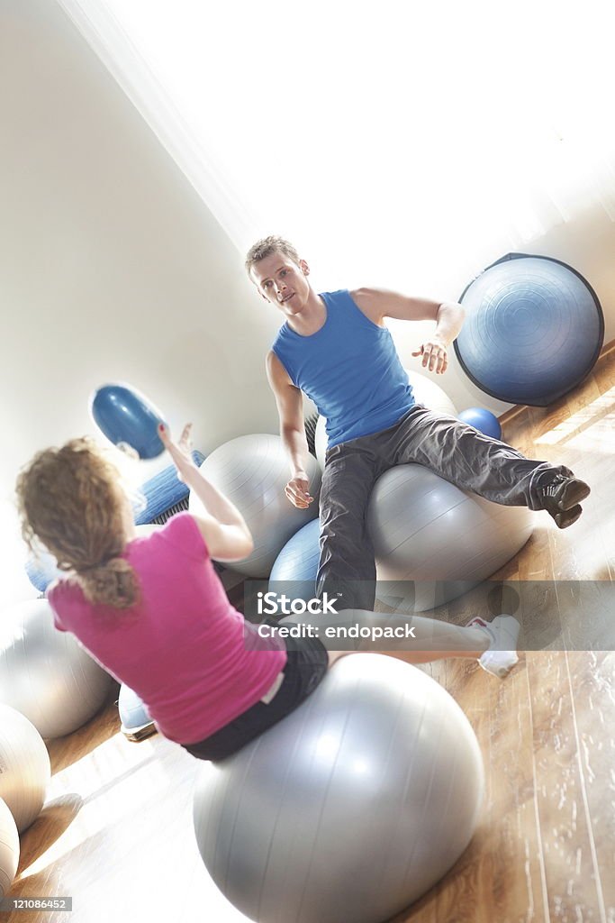 Giovane coppia durante un allenamento - Foto stock royalty-free di Adulto