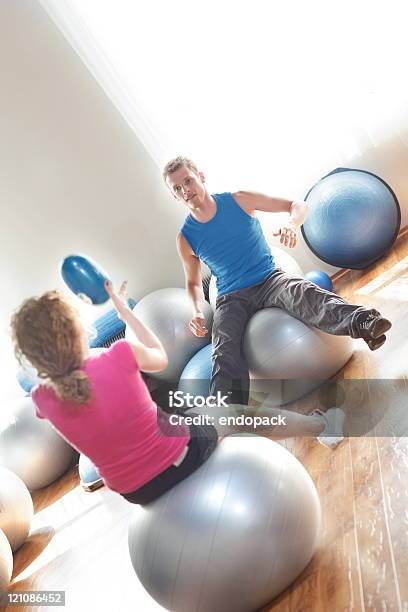 Jovem Casal Durante Um Treino - Fotografias de stock e mais imagens de Adulto - Adulto, Atividade, Bola