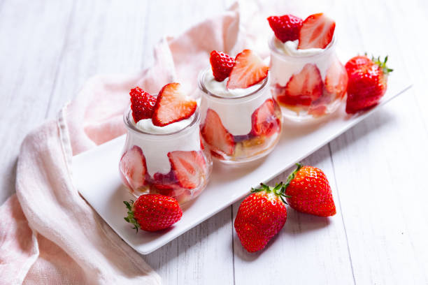 sobremesa com morangos e chantilly - dessert cheesecake gourmet strawberry - fotografias e filmes do acervo