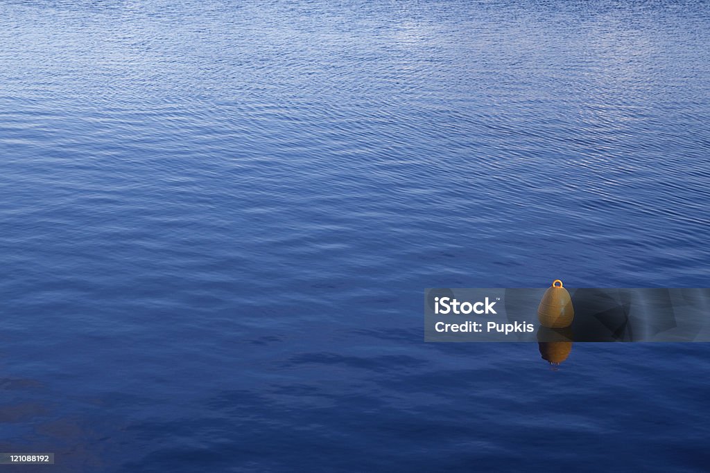 buoy dans la mer Jaune - Photo de Balise libre de droits