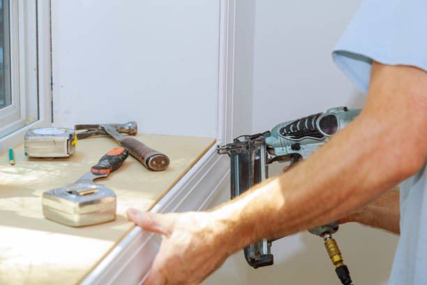 carpintero usando pistola de clavos de aire para molduras para ventanas - air gun fotografías e imágenes de stock