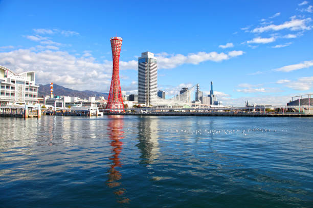 torre del puerto de kobe y museo marítimo de kobe - chuo ward fotografías e imágenes de stock