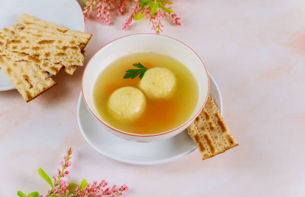 smaczna zupa balowa matzo z chlebem marchewkowym i matzosowym. - matzo ball hebrew script food dumpling zdjęcia i obrazy z banku zdjęć