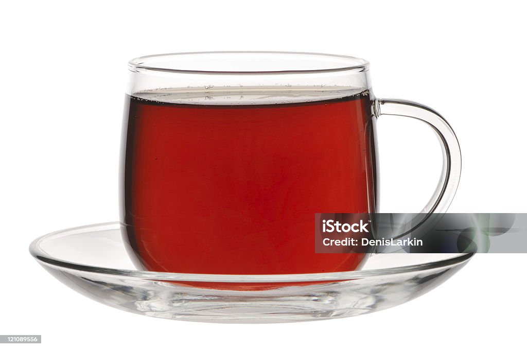 Чаша с черный чай на белом фоне - Стоковые фото Без людей роялти-фри