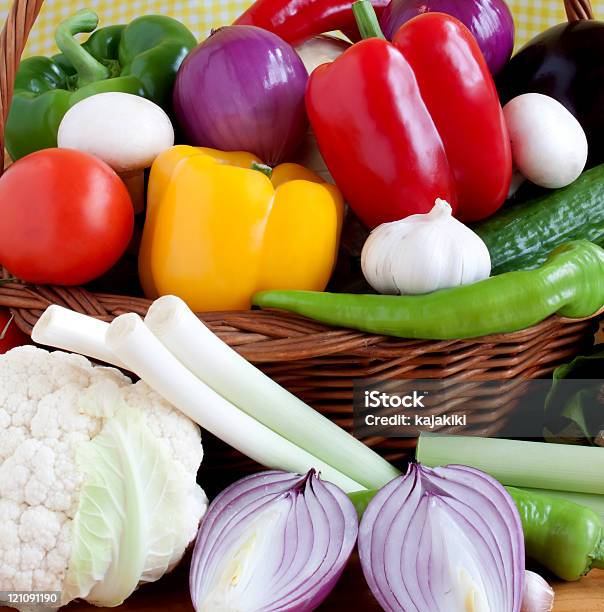 Foto de Cesta Com Legumes Frescos e mais fotos de stock de Agricultura - Agricultura, Alho, Alimentação Saudável
