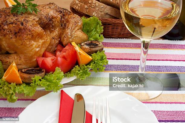 Pollo Asado En La Placa Foto de stock y más banco de imágenes de Alimento - Alimento, Alimentos cocinados, Asado - Alimento cocinado