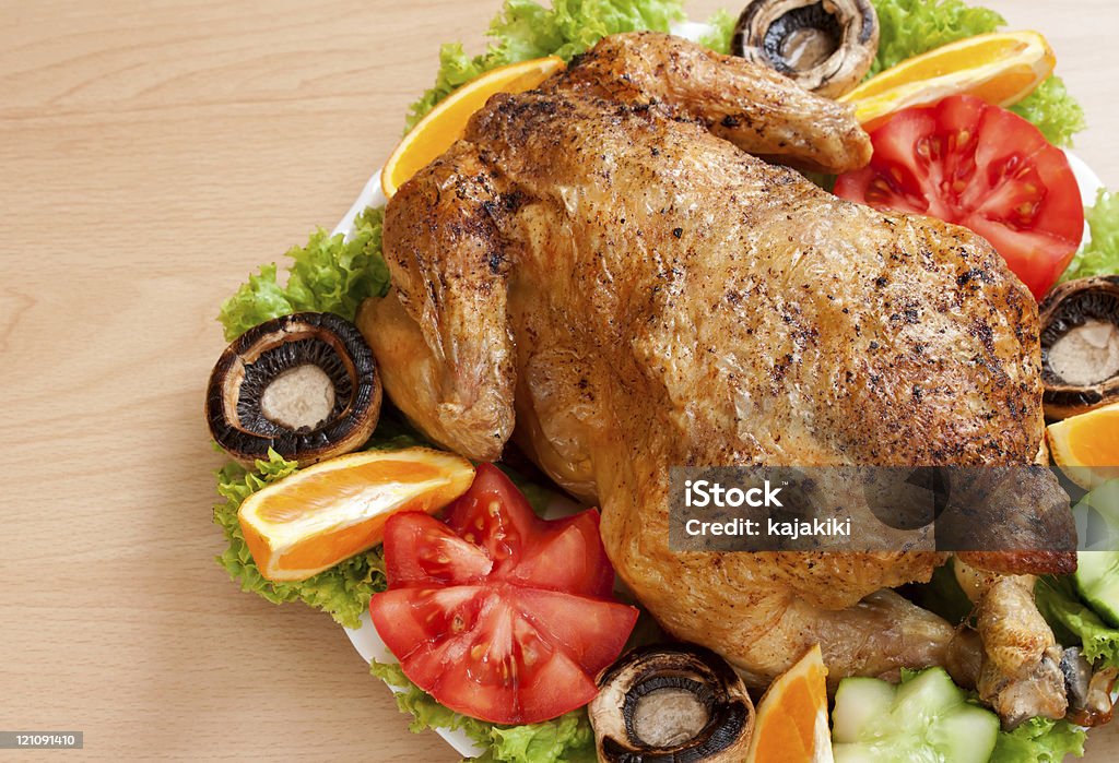 Pollo arrosto su piatto - Foto stock royalty-free di Pollo arrosto