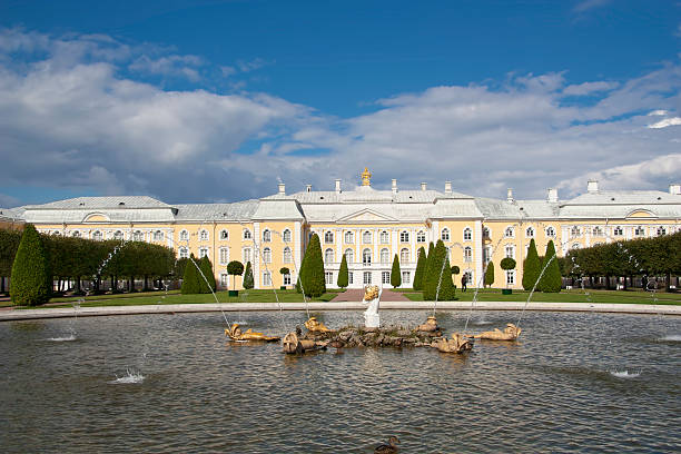 istock The palace and fountain 121091546