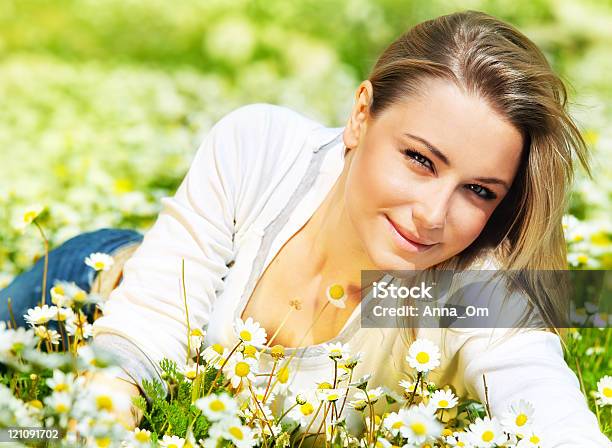 Piękna Kobieta Leżący Na Kwiat Złożony - zdjęcia stockowe i więcej obrazów Biały - Biały, Blond włosy, Dorosły