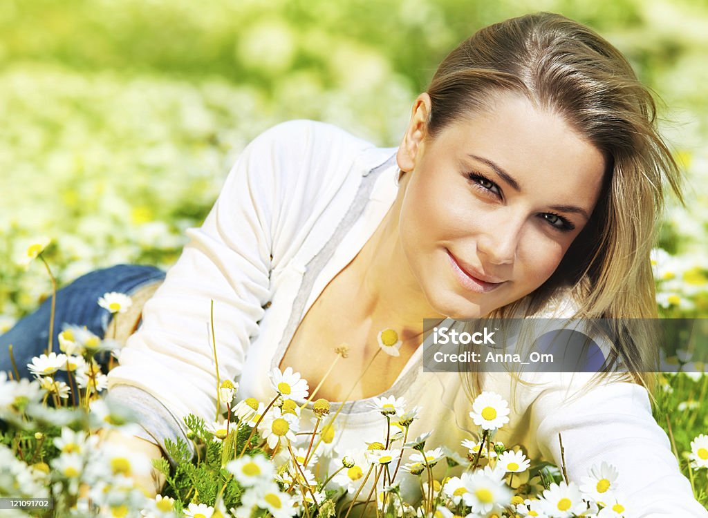 Красивая женщина в положении лежа на цветок поле - Стоковые фото Белый роялти-фри