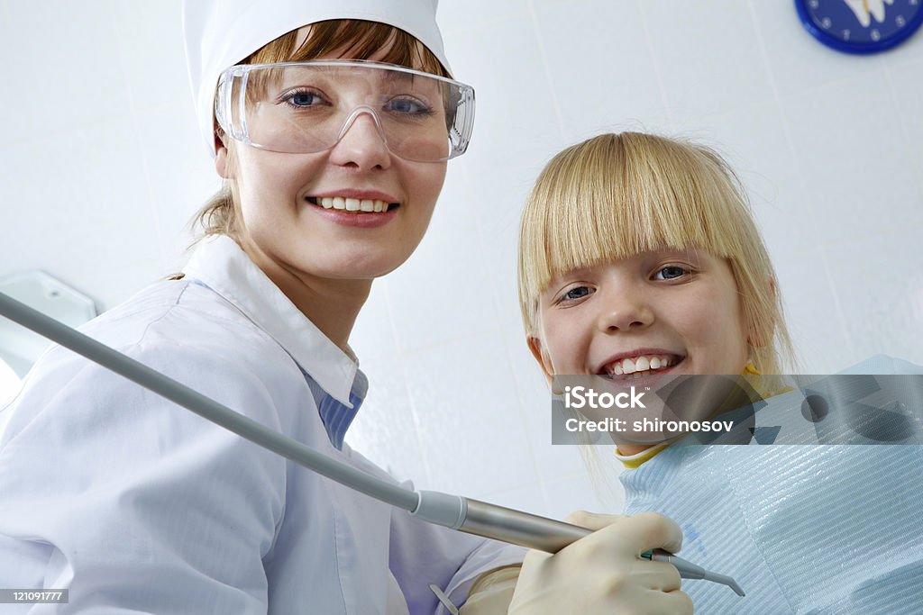 Dentista e uma menina - Foto de stock de Adulto royalty-free