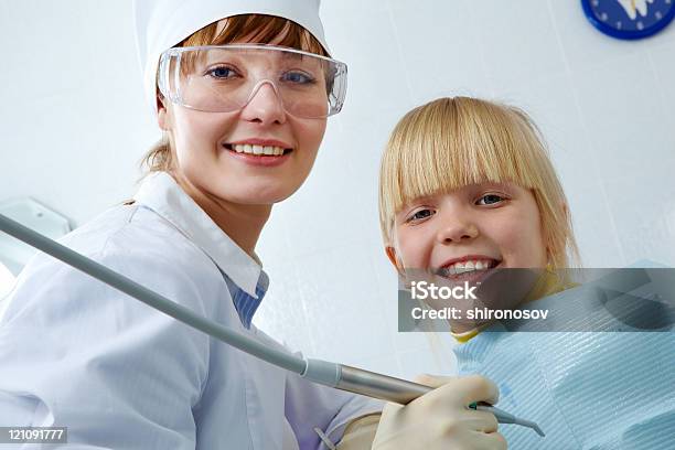 Foto de Dentista E Uma Menina e mais fotos de stock de Adulto - Adulto, Criança, Dentista