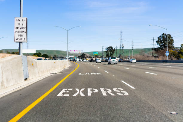 marquage express lane sur l’autoroute; région de la baie de san francisco, californie; les voies express aident à gérer la capacité de la voie en permettant aux véhicules à occupation unique de les utiliser moyennant des frais - occupancy photos et images de collection