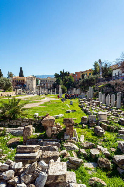 ruinas antiguas en el foro romano en el centro de atenas - roman agora fotografías e imágenes de stock