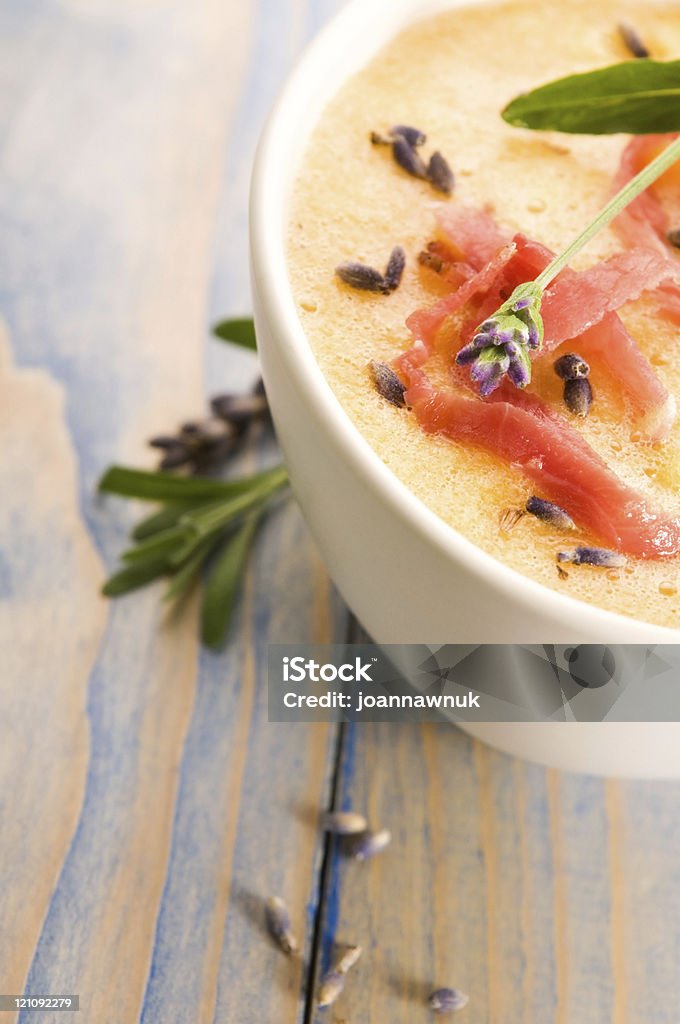 Frescos Sopa de Melão com presunto de parma e flores de lavanda - Foto de stock de Alimentação Saudável royalty-free