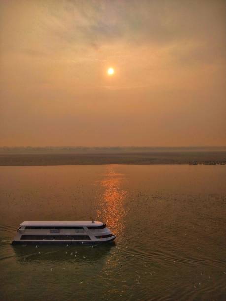 バラナシ、 ウッ�タル・プラデーシュ州, インド - varanasi indian culture nautical vessel ganges river ストックフォトと画像