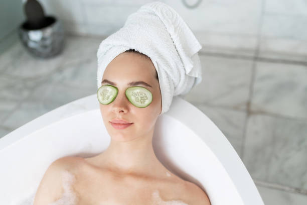 woman  with cucumbers on eyes - facial mask spa treatment cucumber human face imagens e fotografias de stock