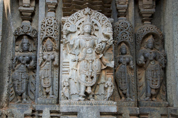 idoli scolpiti nel tempio di chennakesava, è un tempio indù vaishnava, somanathapura, karnataka, india - somnathpur foto e immagini stock