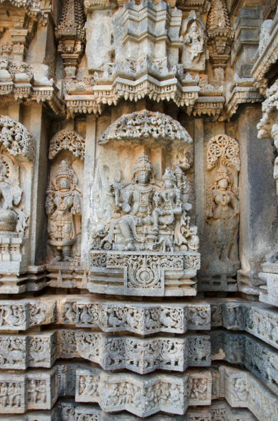 idoli scolpiti nel tempio di chennakesava, è un tempio indù vaishnava, somanathapura, karnataka, india - somnathpur foto e immagini stock