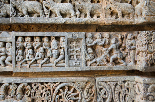 idoli scolpiti nel tempio di chennakesava, è un tempio indù vaishnava, somanathapura, karnataka, india - somnathpur foto e immagini stock