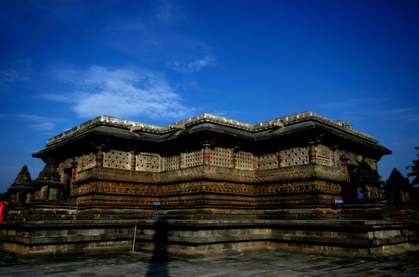 belur, karnataka, india, novembre 2019, turista presso il complesso del tempio di chennakeshava, un tempio indù del xii secolo dedicato al signore vishnu - somnathpur foto e immagini stock